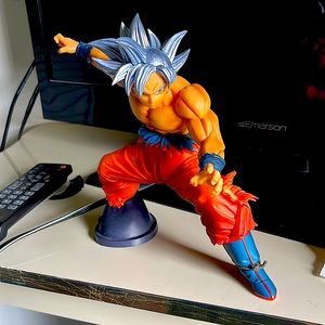 Goku (Mastered Ultra Instinct BANDAI Figure)